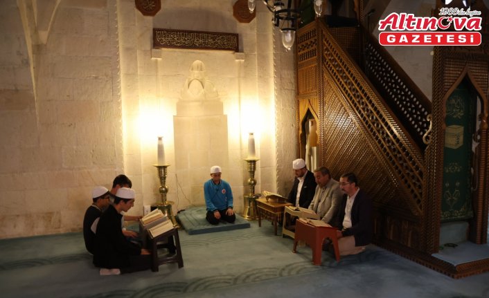 Hafızlığını tamamlayan öğrenci bir günde Kur'an-ı Kerim'i hatmetti