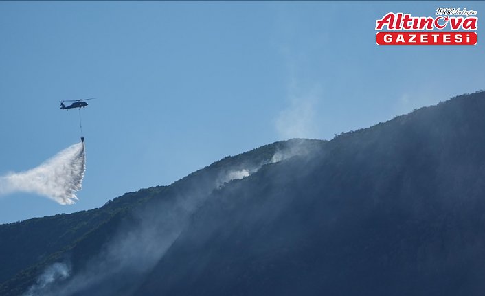 İzmir'in Buca ilçesinde çıkan orman yangınına müdahale ediliyor
