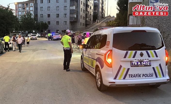 Karabük'te bisikletiyle park halindeki otomobile çarpan çocuk yaralandı