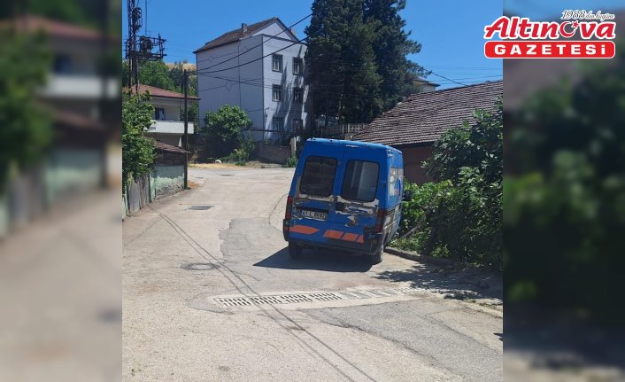 Karabük'te bahçeye giren panelvandaki 2 kişi yaralandı