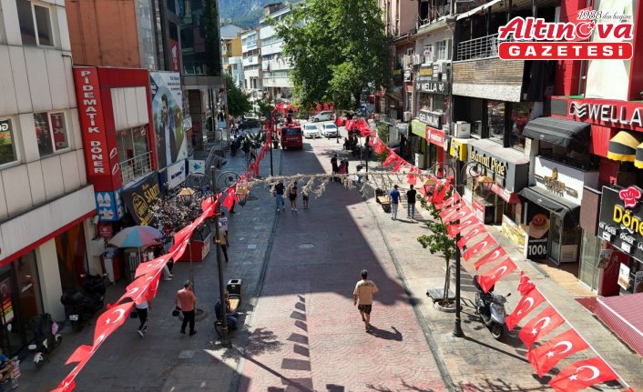 Karabük'te caddeler ve binalar Türk bayraklarıyla donatıldı