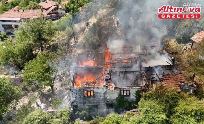Karabük'te çıkan yangında 2 katlı müstakil ev kullanılamaz hale geldi
