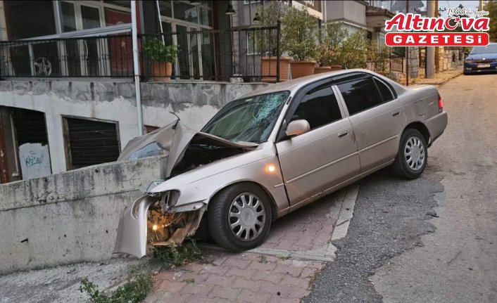 Karabük'te duvara çarpan otomobilin sürücüsü yaralandı
