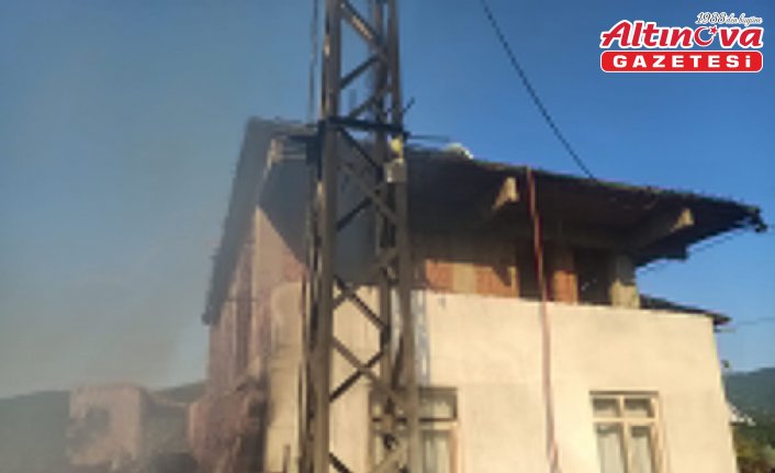 Kastamonu'da çıkan yangında 2 ev zarar gördü
