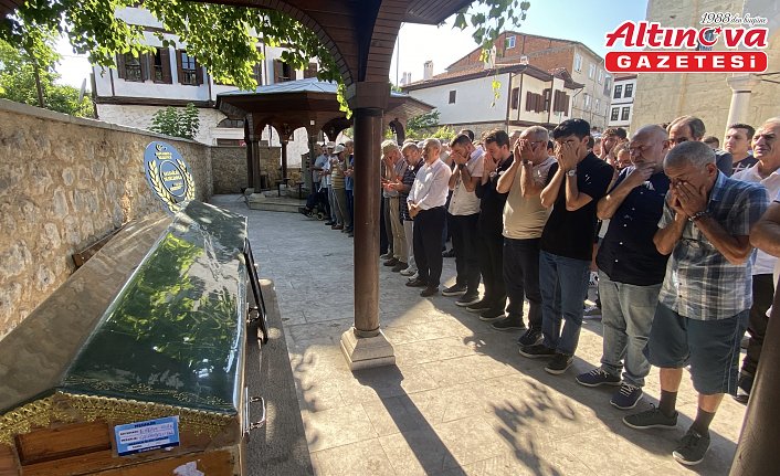 Kocaeli'de çınar ağacından kopan dalın altında kalan öğretmen memleketi Karabük'te defnedildi