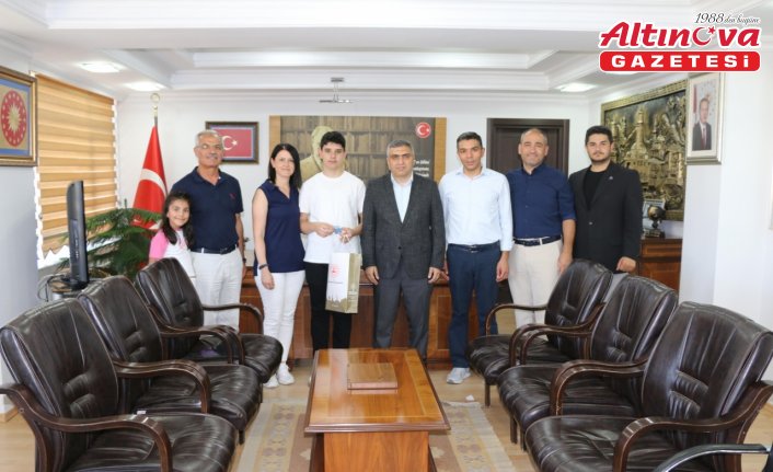 LGS sınavında tam puan alan öğrencilerden Kaymakam Karaaslan'a ziyaret