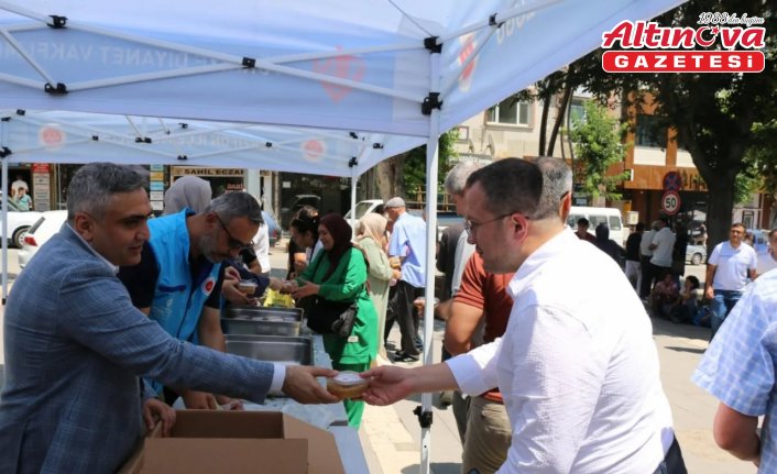 Merzifon Müftülüğü vatandaşlara aşure dağıttı