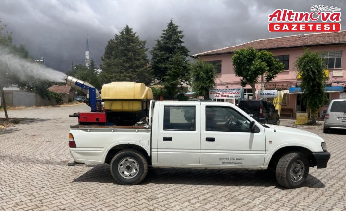 Merzifon'da köylerde sinek ve haşerelere karşı ilaçlama çalışması yapılıyor