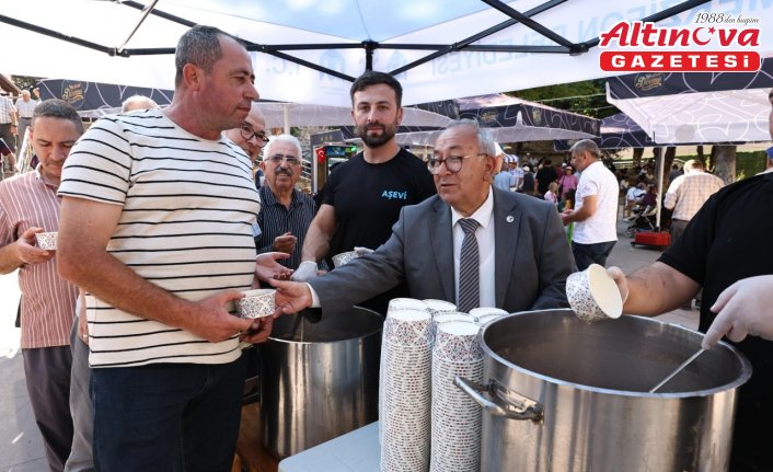 Merzifon’da vatandaşlara aşure dağıtıldı