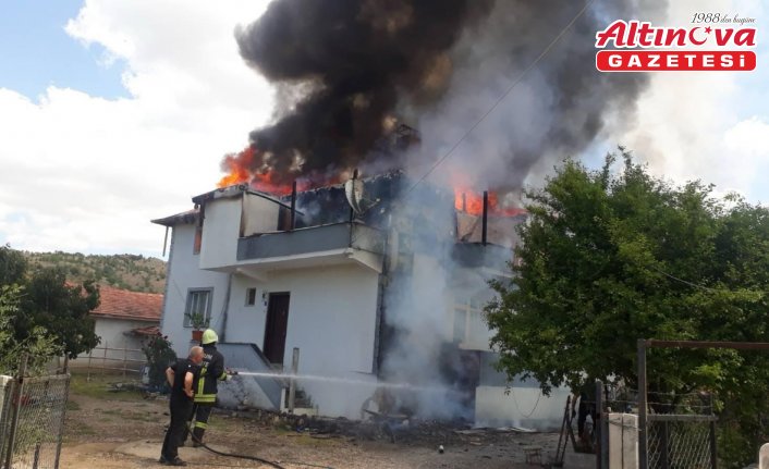 Osmancık'ta yangın çıkan iki katlı binada hasar oluştu