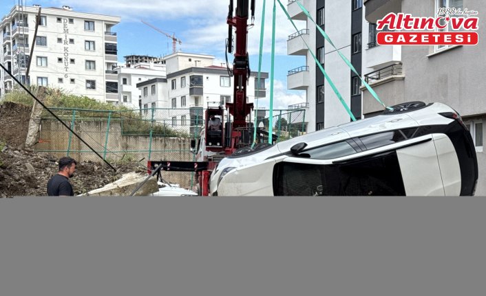 Samsun'da istinat duvarının yıkılması sonucu 4 araç hasar gördü