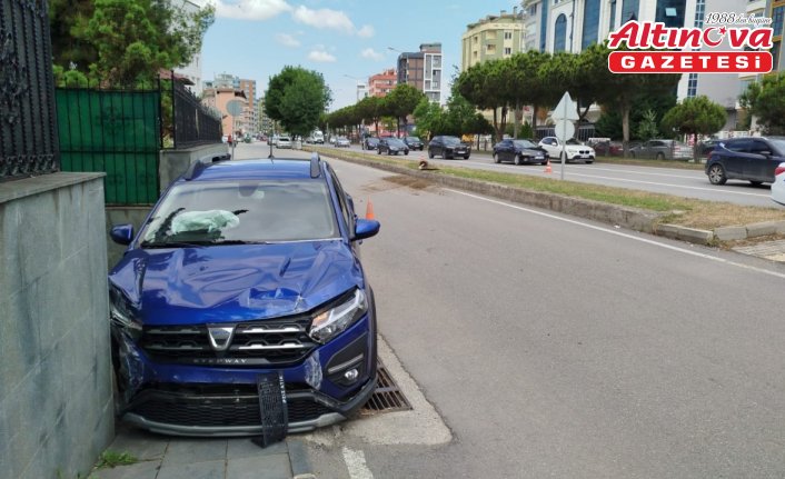 Samsun'da jandarma binasının bahçe duvarına çarpan otomobilin sürücüsü yaralandı