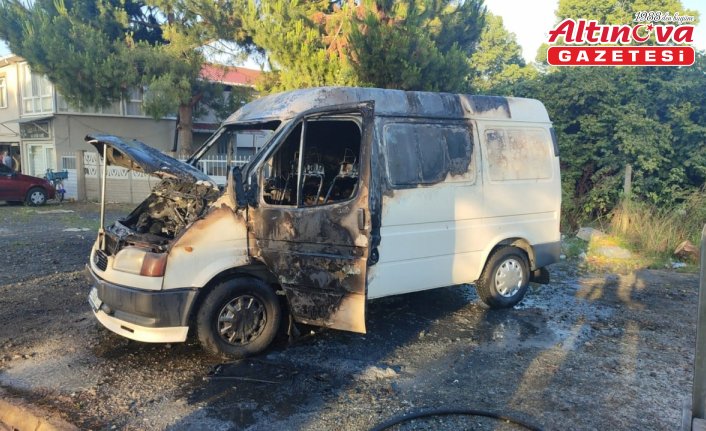 Samsun'da park halindeki minibüs yangın sonucu kullanılamaz hale geldi