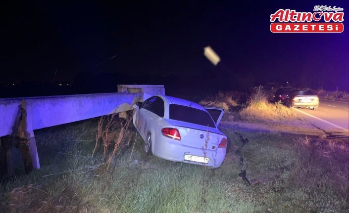 Bafra'da su kanalının beton deposuna çarpan otomobil sürücüsü yaralandı