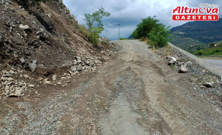 Samsun'un Ayvacık ilçesinde sağanak nedeniyle toprak kayması oluştu