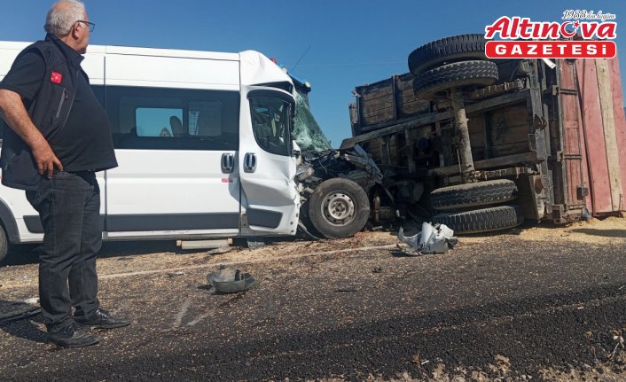 Sinop'ta devrilen traktördeki arpa yola saçıldı