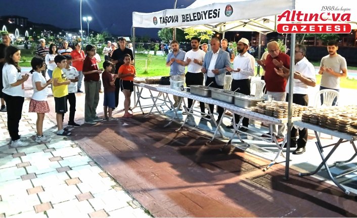 Taşova'da muharrem ayı dolayısıyla vatandaşlara aşure dağıtıldı