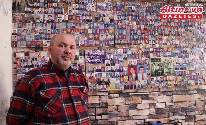 Tıraş ettiği müşterilerinden 28 yıldır aldığı 3 bin fotoğrafı iş yerinde sergiliyor