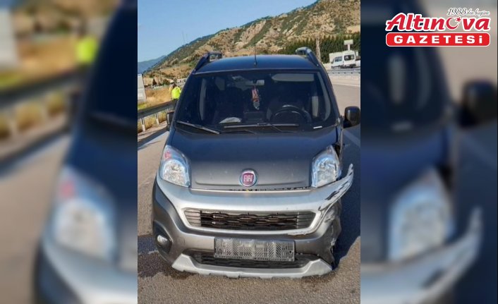 Tokat'ta bariyere çarpan hafif ticari araçtaki 4 kişi yaralandı