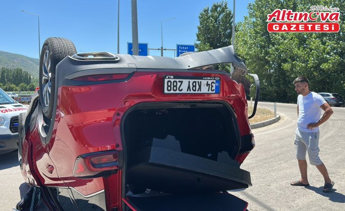 Tokat'ta devrilen otomobildeki 4 kişi yaralandı