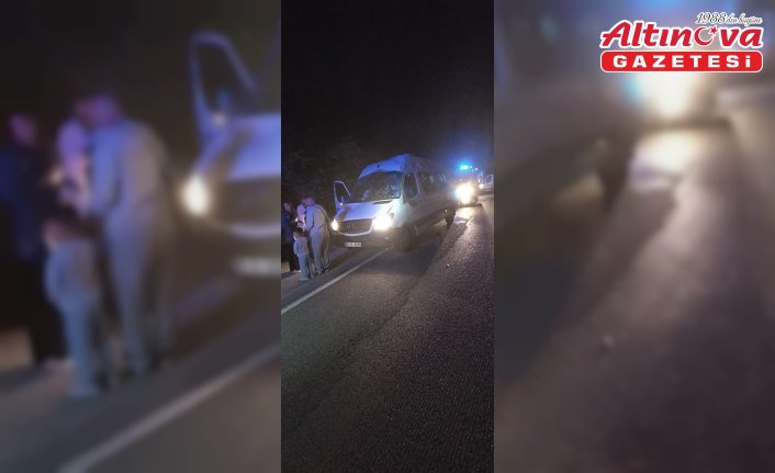 Tokat'ta düğüne gidenlerin bulunduğu minibüs istinat duvarına çarptı, 13 kişi yaralandı