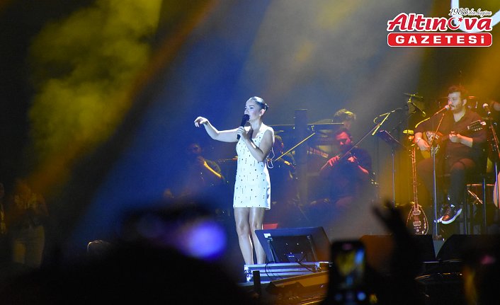 Trabzon Kültür Yolu Festivali'nde şarkıcı Merve Özbey sahne aldı