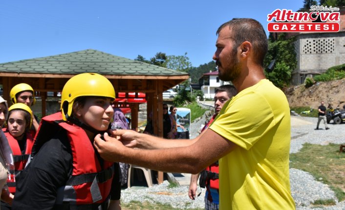 Trabzon'da özel bireyler “rafting tubing“ heyecanı yaşadı