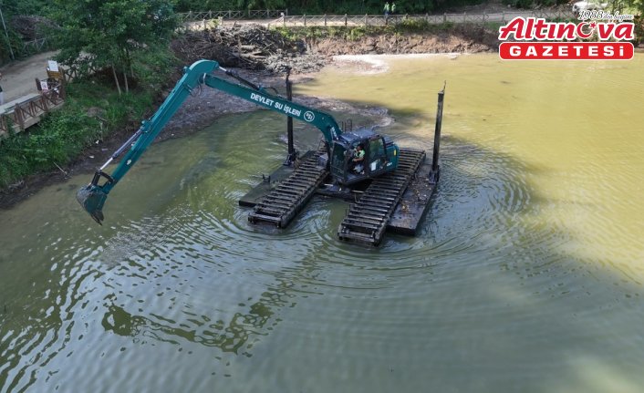 Trabzon'daki Sera Gölü 30 tonluk yüzer iş makinesiyle temizleniyor