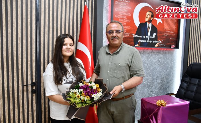 Vezirköprü'de LGS sınavında tam puan alan Karakuş'tan Kaymakam Kaya'ya ziyaret