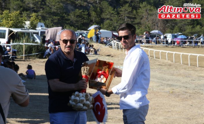 35. Uluslararası Kültür ve Sarımsak Festivali kapsamında at yarışı düzenlendi