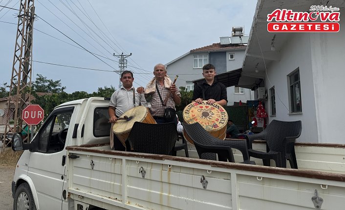 Alaçam'da davul zurna eşliğinde sözlü düğün daveti geleneği sürdürülüyor