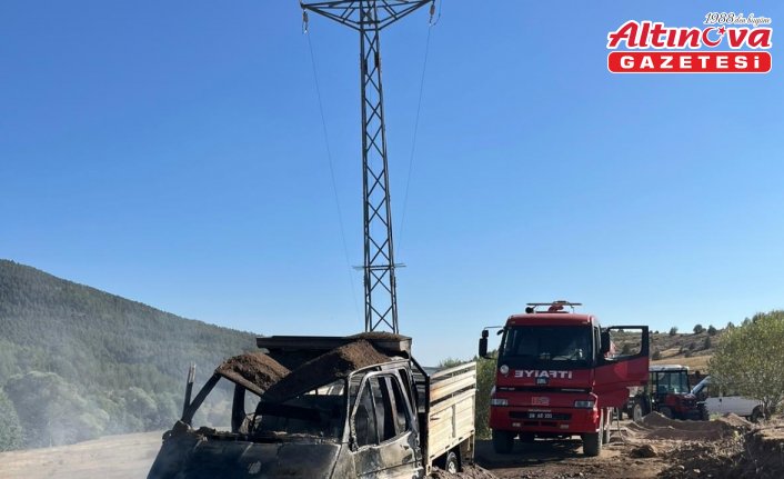 Alucra'da seyir halindeki kamyonet yandı
