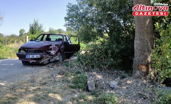 Amasya'da ağaca çarpan otomobildeki 2 kişi yaralandı