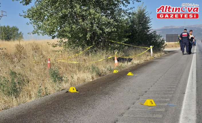 Amasya'da arızalanan otomobilini kontrol ederken tır çarpan kişi öldü