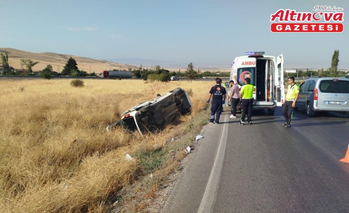 Amasya'da devrilen hafif ticari araçtaki 2 kişi yaralandı
