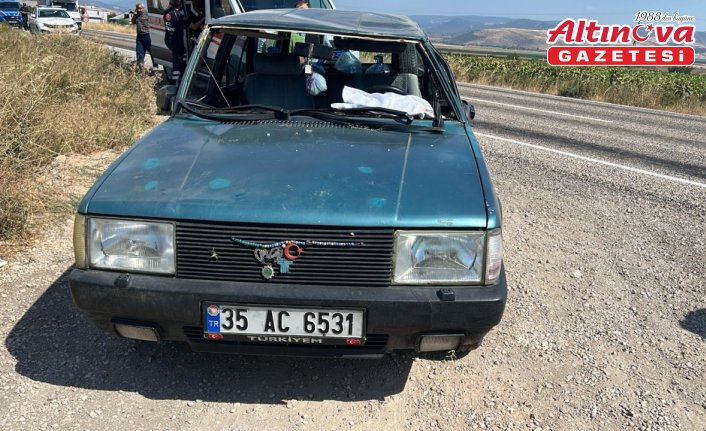 Amasya'da devrilen otomobildeki 3 kişi yaralandı
