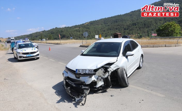 Amasya'da iki otomobilin çarpıştığı kazada 3 kişi yaralandı
