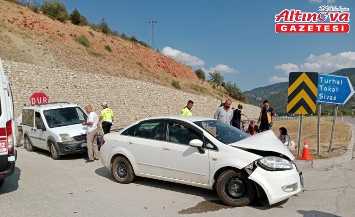 Amasya'da iki otomobilin çarpıştığı kazada 5 kişi yaralandı