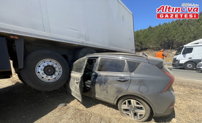 Anadolu Otoyolu'nda lastiği patlayan tıra otomobilin çarptığı kazada 1 kişi yaralandı