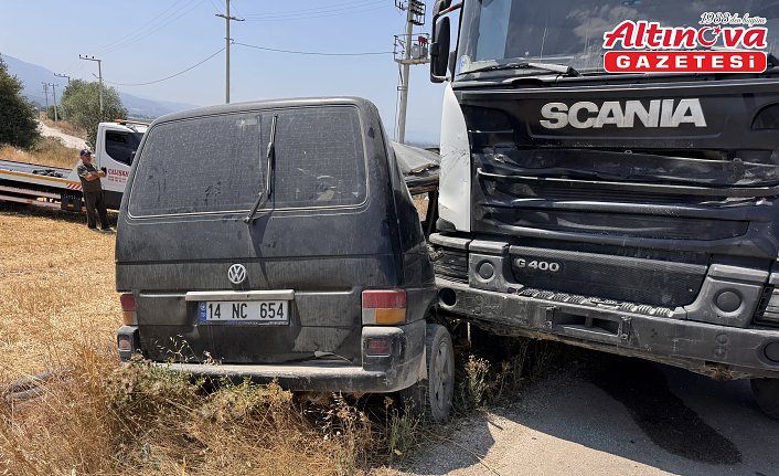 Bolu'da hafriyat kamyonuyla çarpışan panelvandaki 2 kişi yaralandı