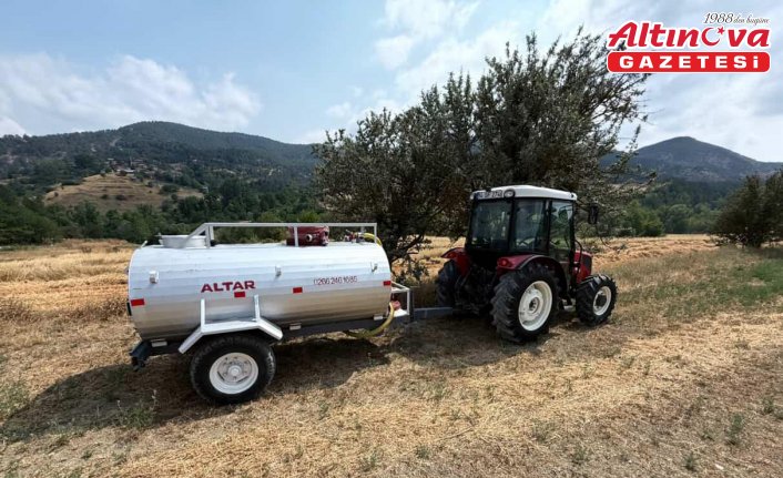 Bolu'da tarlada çalışan biçerdöverlere su tankerleri eşlik ediyor