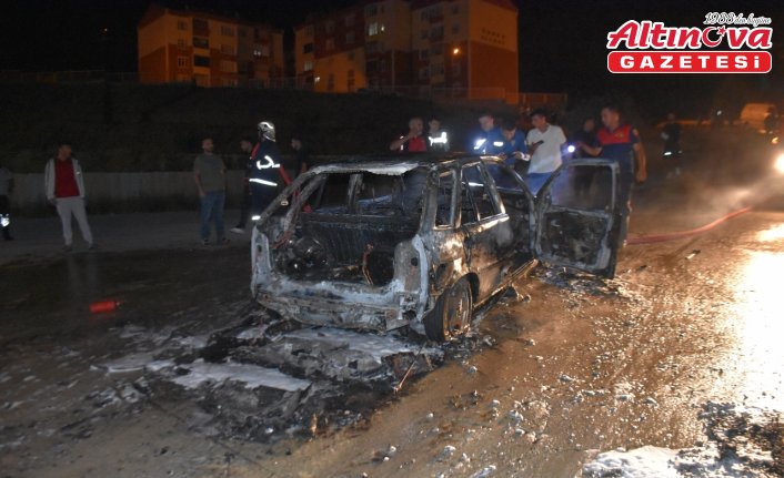 Boyabat'ta seyir halindeki otomobil yandı