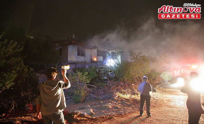 Çorum'da mandırada çıkan yangına müdahale ediliyor