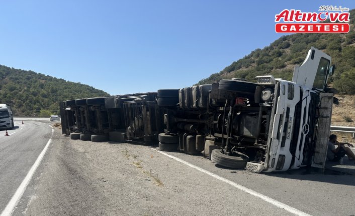 Çorum'da devrilen tırın sürücüsü yaralandı