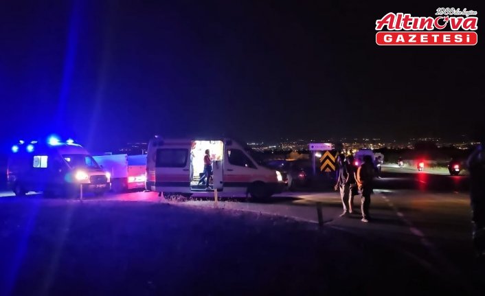 Çorum'da pikapla çarpışan otomobilin sürücüsü yaralandı