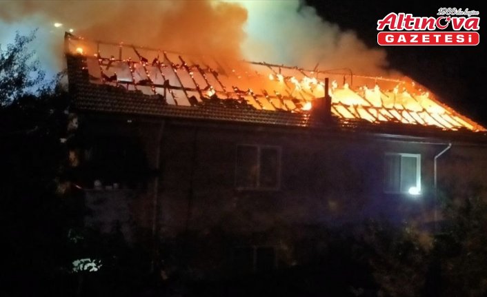 Düzce'de çıkan ev yangınında çatı katı kullanılamaz hale geldi