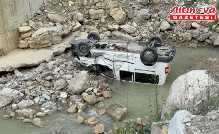 Düzce'de dereye devrilen hafif ticari araçtaki 5 kişi yaralandı