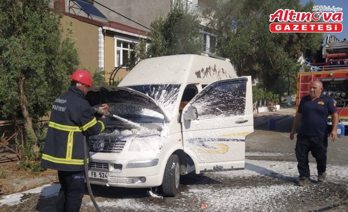 Gerze ilçesinde park halindeki minibüste yangın çıktı