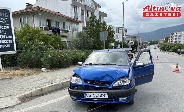 Gerze’de 2 otomobilin çarpıştığı kazada bir kişi yaralandı
