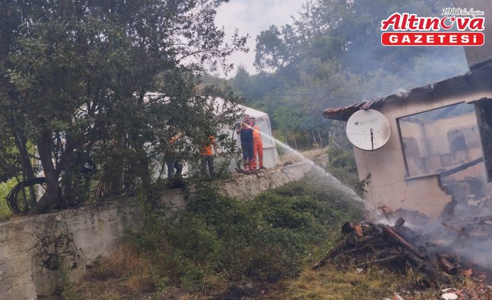 Gerze'de müstaki evde çıkan yangın söndürüldü